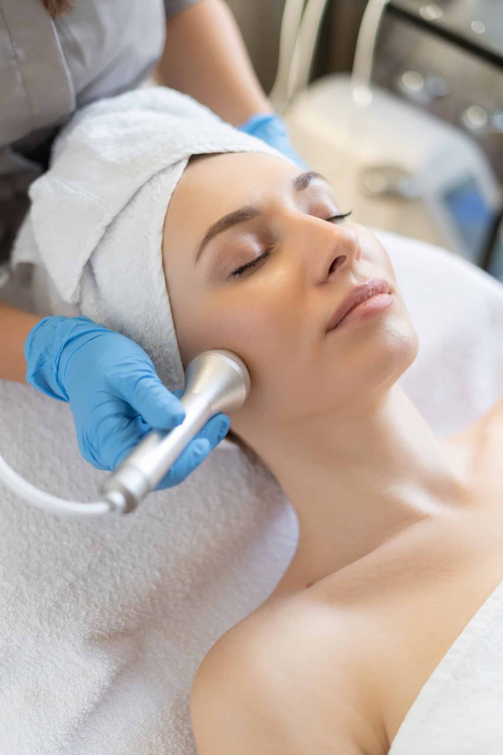 Козметик извършва апаратна терапия за лице в HARMONIC Beauty & Aesthetics в София