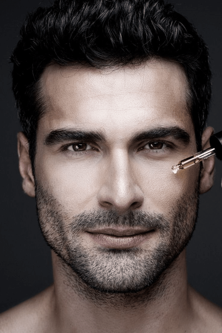 Мъж по време на естетична процедура около очите в HARMONIC Beauty & Aesthetics